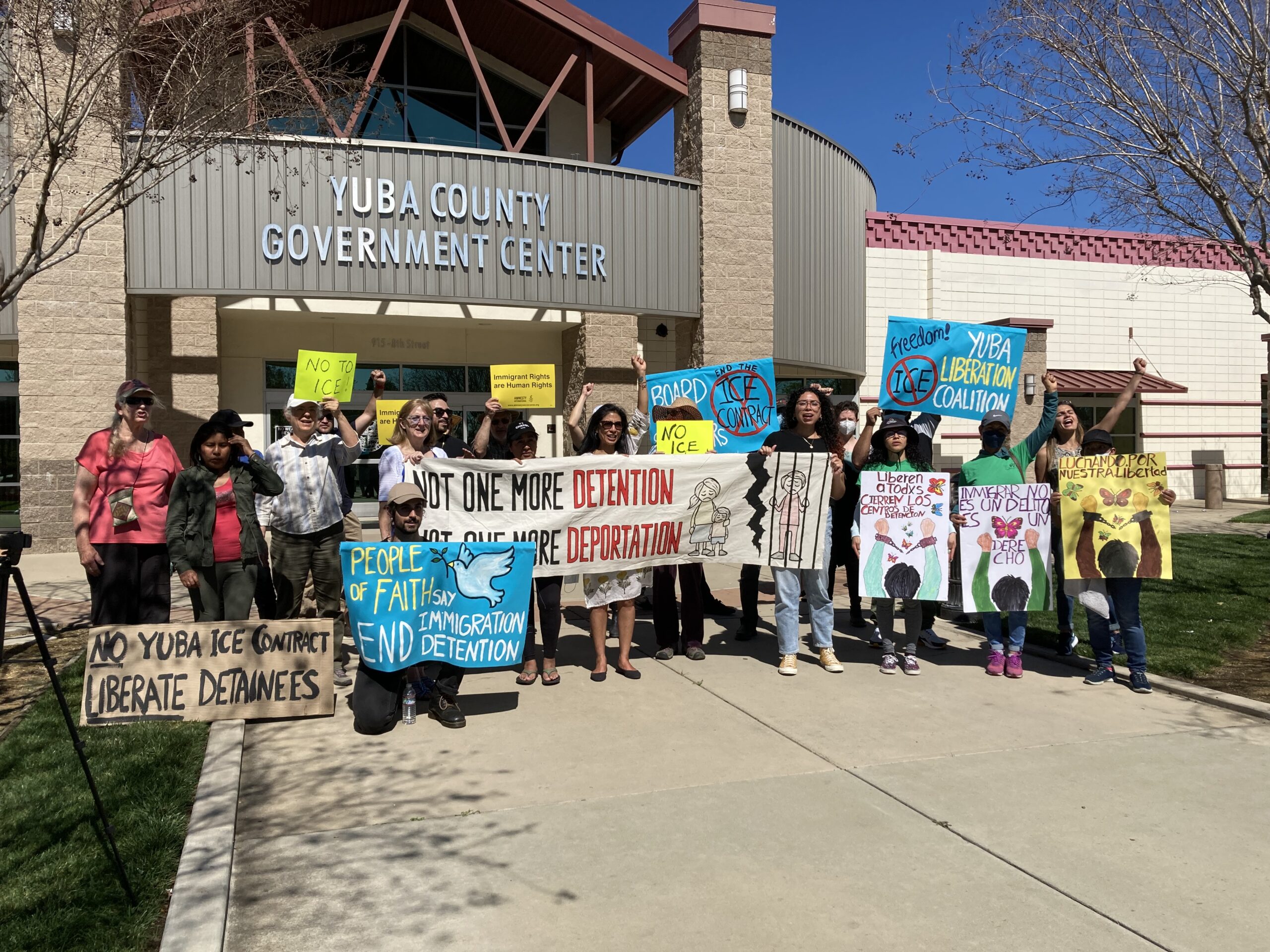 Grupo de personas con protestas fuera del Centro de Gobierno del Condado de Yuba